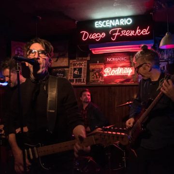 El Rodney bar de Chacarita cumplió cuatro décadas y homenajeó a Diego Frenkel y a La Portuaria bautizando escenario y living con sus nombres: “La verdad, no sabía que me iba a emocionar tanto ante los neones, los nombres nuestros puestos ahí y un público fervoroso”, revela el cantautor ante lo acontecido