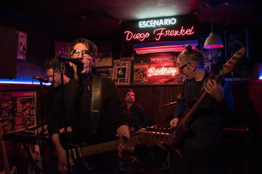 El Rodney bar de Chacarita cumplió cuatro décadas y homenajeó a Diego Frenkel y a La Portuaria bautizando escenario y living con sus nombres: “La verdad, no sabía que me iba a emocionar tanto ante los neones, los nombres nuestros puestos ahí y un público fervoroso”, revela el cantautor ante lo acontecido