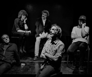 El Cuarteto de Nos y su canción «Maldito Show»: «Una representación de la realidad que muestra algo todavía más real que la experiencia vivida, más real que nuestras propias necesidades, reduciéndonos a la condición de espectadores pasivos en la aceptación del estado de las cosas existentes”, describe el cantautor Musso