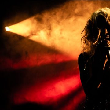 «Experiencia Cosmos» es el nuevo proyecto de Maia Mónaco, artista inclasificable que navega por las aguas de la exploración constante; tras haberlo presentado en el Lollapalooza, ahora es el turno del Morán