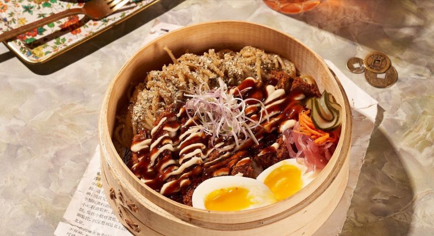 Koi, el restaurante que reversiona tradicionales platos asiáticos con impronta argentina, presenta Katsu  Mien, su versión de la local milanesa con fideos con manteca y queso, con un toque netamente japonés