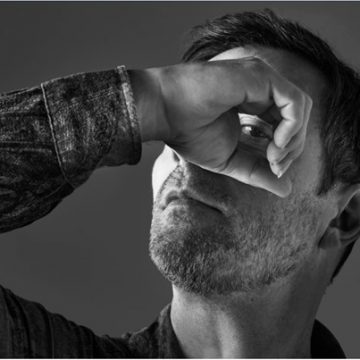 El reconocido artista de world music, Kevin Johansen, acaba de estrenar el videoclip de su versión de «A Little Respect», el gran hit de Erasure; en septiembre toca en el Gran Rex