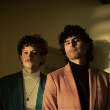 Los hermanos Valdés ofrecen un último adelanto de su próximo álbum a través de «Cuando se apague todo», junto a Ca7riel
