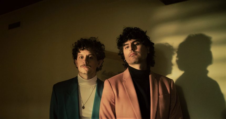 Los hermanos Valdés ofrecen un último adelanto de su próximo álbum a través de «Cuando se apague todo», junto a Ca7riel