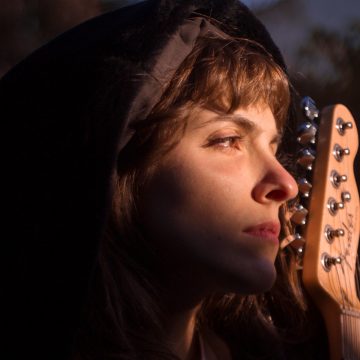 La cantautora platense Cármen Sánchez Viamonte y su sorprendente disco «La Fuerza», cuya propuesta la posiciona como referente del rock feminista del momento