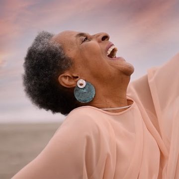 La estrella de raíz afroperuana, Susana Baca, realiza una gira que la trae a la Argentina: «¡No importa a quién tengas al frente, tú tienes que sentir y decir tu verdad!», recomienda la experimentada cantante