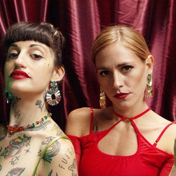 La brillante Rocío Igarzábal contagia ritmos y energía con su canción «Caja de cartón», con el acompañamiento de Mel Muñiz