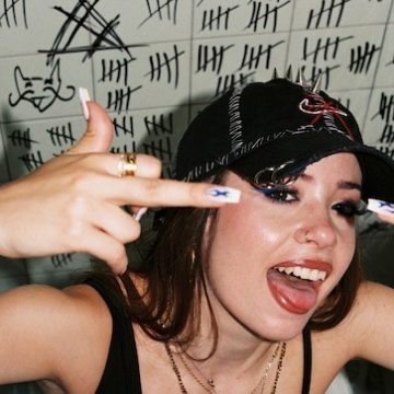 La catalana Santa Salut sonríe y saluda a los haters en su nuevo single “Mugshot”