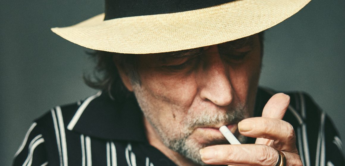 Joaquín Sabina y la canción que otorga el nombre a la película «Sintiéndolo mucho», de Fernando León de Aranoa, que firma también el videoclip oficial, junto a Leiva, quien acompaña como invitado