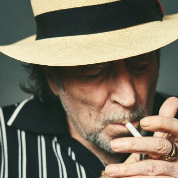 Joaquín Sabina y la canción que otorga el nombre a la película «Sintiéndolo mucho», de Fernando León de Aranoa, que firma también el videoclip oficial, junto a Leiva, quien acompaña como invitado