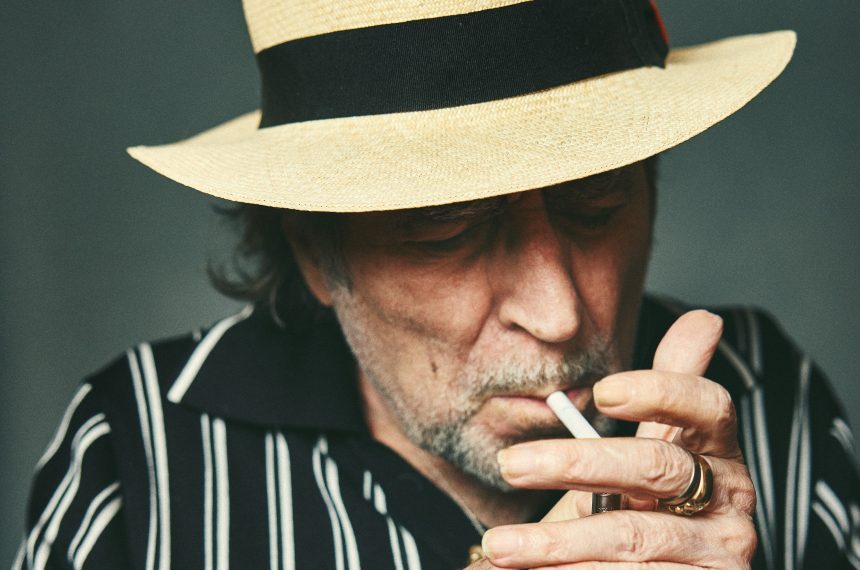 Joaquín Sabina y la canción que otorga el nombre a la película «Sintiéndolo mucho», de Fernando León de Aranoa, que firma también el videoclip oficial, junto a Leiva, quien acompaña como invitado