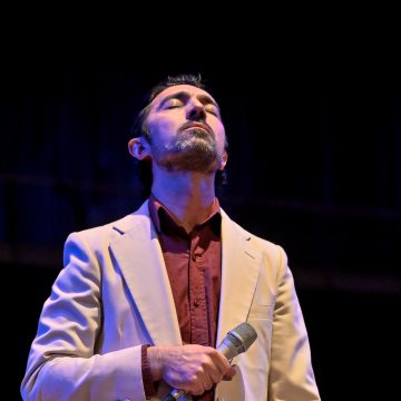 Al compás de la música popular, el argentino Sergio Zabala hace su propia versión de «Un Angel para tu soledad», de Patricio Rey y sus Redonditos de Ricota