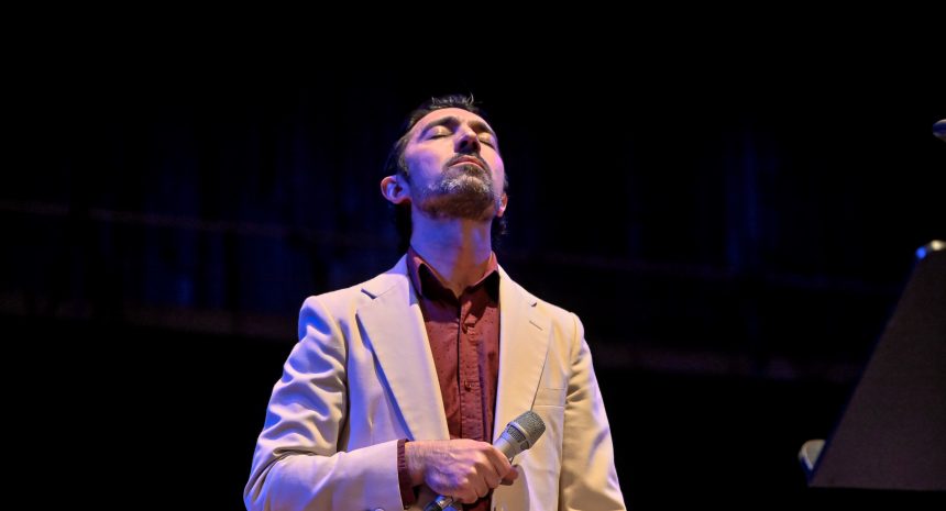 Al compás de la música popular, el argentino Sergio Zabala hace su propia versión de «Un Angel para tu soledad», de Patricio Rey y sus Redonditos de Ricota