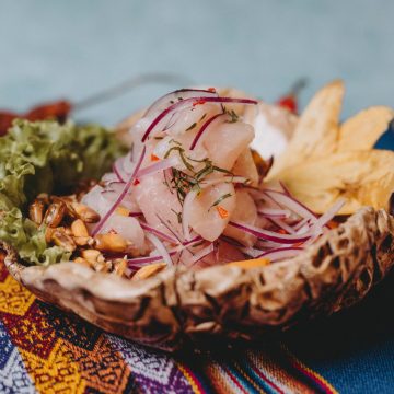 En el barrio de Palermo, Asu Ave ofrece su ceviche clásico de pesca blanca con su leche de tigre entre tantas especialidades culinarias peruanas; además, en octubre su barra es de 2 x 1 durante la tardecita