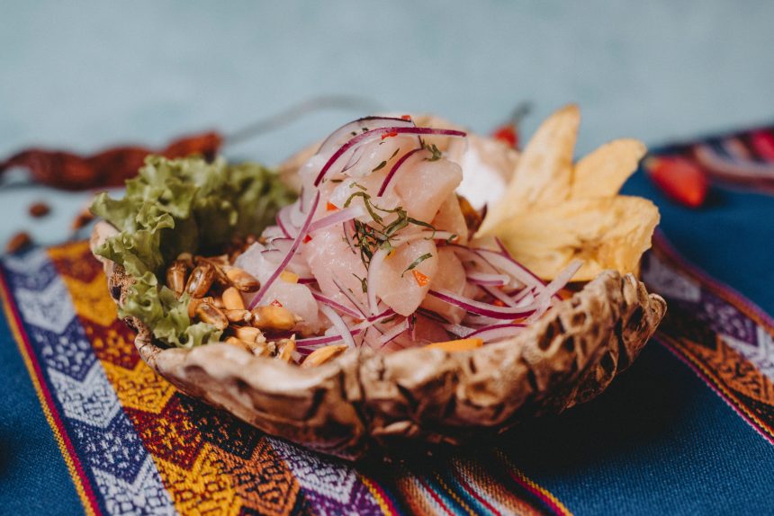 En el barrio de Palermo, Asu Ave ofrece su ceviche clásico de pesca blanca con su leche de tigre entre tantas especialidades culinarias peruanas; además, en octubre su barra es de 2 x 1 durante la tardecita