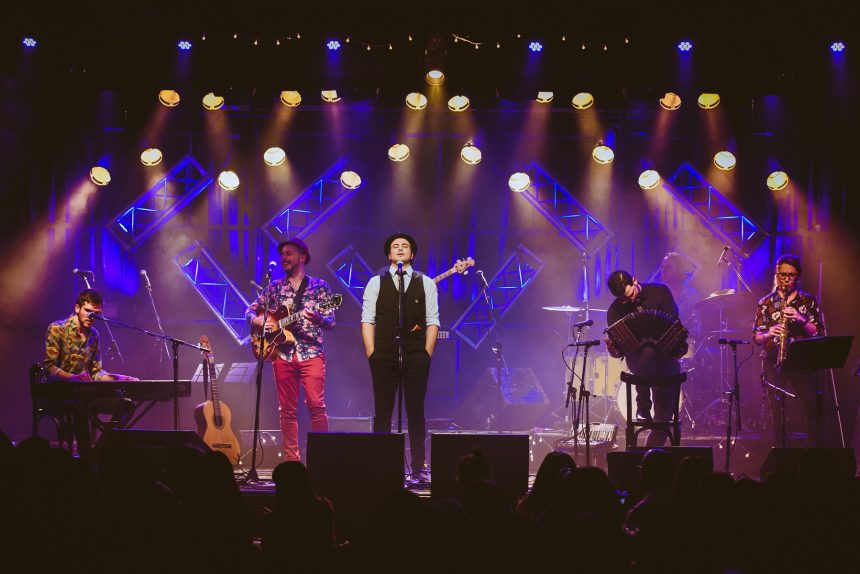 El alucinante grupo Amores Tangos corona su cumpleaños 14 presentando su álbum «Milonga Universal» en La Trastienda, en San Telmo