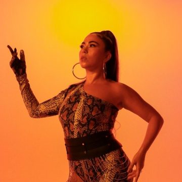 La actriz y cantante colombiana Melissa Láhur habla de su single «Pacto»: «Esta canción te hace pensar, inevitablemente, en una relación tóxica, en la que estás atrapado, que no puedes soltar y eso: Te gusta»