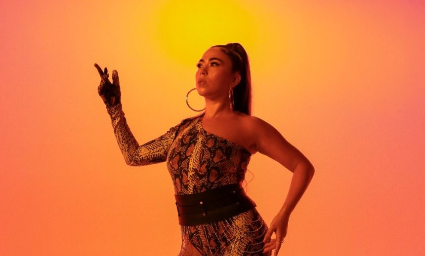 La actriz y cantante colombiana Melissa Láhur habla de su single «Pacto»: «Esta canción te hace pensar, inevitablemente, en una relación tóxica, en la que estás atrapado, que no puedes soltar y eso: Te gusta»
