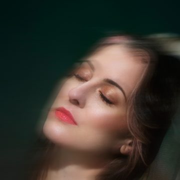 La cantante y coach vocal argentina Laura Ganzález se prepara para su concierto en el Espacio Morán, donde presentará su nuevo single titulado «El Goce»