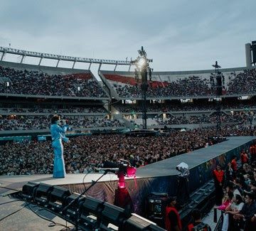La cordobesa Zoe Gotusso habla del videoclip de «Desnuda» y cierra el año en el Teatro Gran Rex: «Lo hicimos en conjunto con las personas que escuchan mi música en todo el mundo… mis fans están en el video, se escuchan cantando mis canciones y un poco esa fue la idea de este video»