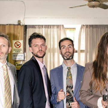 Con su caracterizado pop, Barco continúa su sólido camino musical envolvente a través de «Piel y Mar», adelanto de su próximo disco