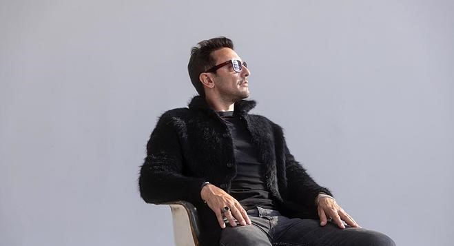 EMI, cantante de No Te Va Gustar, acaba de lanzar su álbum solista titulado «Cada Segundo Dura Una Eternidad», un trabajo en el que la mixtura del folk con el rock son grandes protagonistas