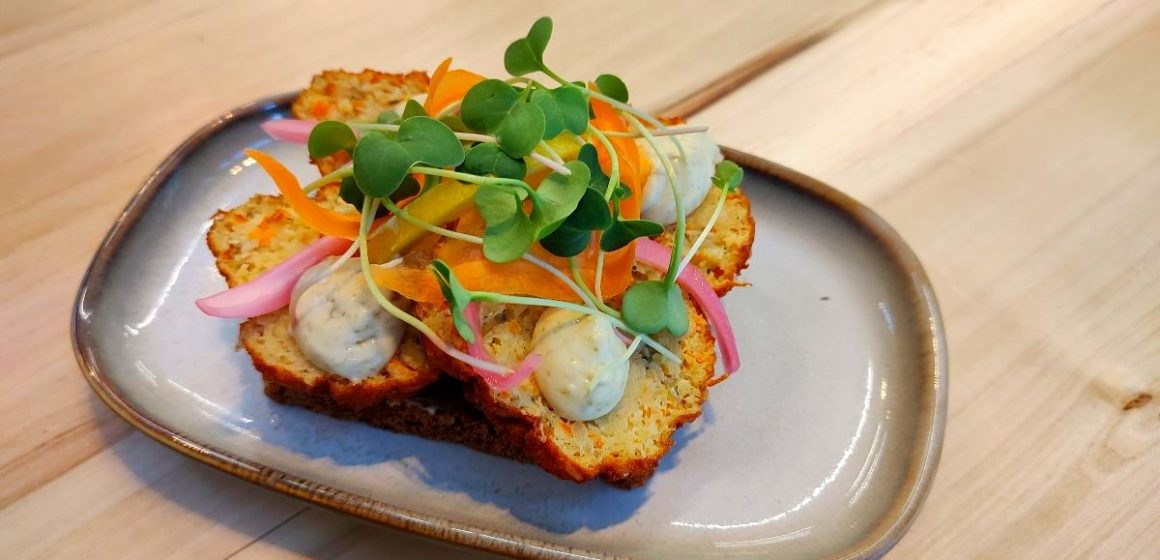 Llegó Nórdica, un espacio dedicado a los clásicos platos de Dinamarca: «Necesitaba proponer un producto danés que no se consumiera acá, que despertara interés. Cuando se habla de gastronomía danesa se habla de smørrebrød», explica el danés Allan Johansen