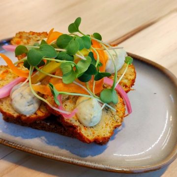 Llegó Nórdica, un espacio dedicado a los clásicos platos de Dinamarca: «Necesitaba proponer un producto danés que no se consumiera acá, que despertara interés. Cuando se habla de gastronomía danesa se habla de smørrebrød», explica el danés Allan Johansen