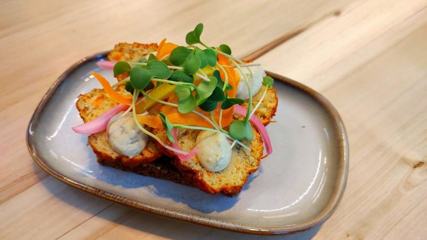 Llegó Nórdica, un espacio dedicado a los clásicos platos de Dinamarca: «Necesitaba proponer un producto danés que no se consumiera acá, que despertara interés. Cuando se habla de gastronomía danesa se habla de smørrebrød», explica el danés Allan Johansen