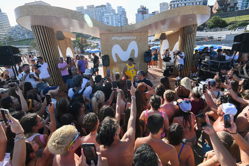 Movistar pisa fuerte en su playa exclusiva en Mar del Plata: inauguró 2023 con el trapero FMK y hubo celebrities