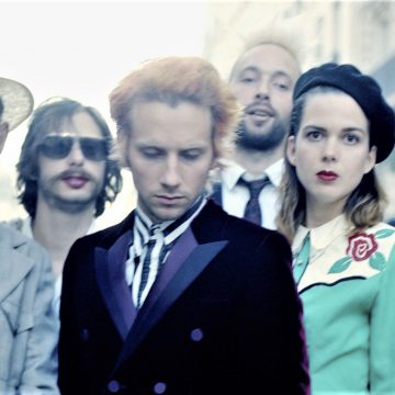 Los franceses de La Femme tocarán en Buenos Aires su genial último disco titulado «Teatro Lúcido», en el que se pasean por lo andaluz, el paso doble, el reggaetón y los ritmos brasileños, entre tanto más