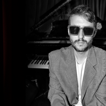 El gran músico argentino Gastón Massenzio anuncia que ofrecerá un show en marzo en el que versionará a grandes como Eduardo Mateo, Charly García, Beck, Queen, además de adelantar canciones nuevas de su próximo disco