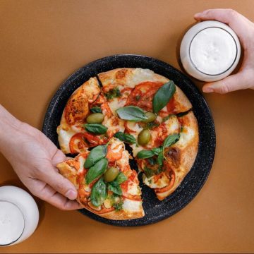 Se acerca el Día Internacional de la Pizza y los expertos de Sale e Pepe anuncian un descuento y hablan sobre la pizza: «Es una composición de masa con salsa y arriba algo que puede ser queso o miles de posibilidades más», dice Martín Santcovsky, uno de los entendidos