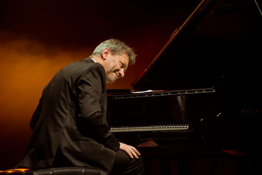 El gran compositor argentino Julio Mazziotti, antes de su concierto para piano en el Hall Center de la Paz: «Las mías son composiciones inspiradas en el amor, la tristeza, la esperanza, los recuerdos, la alegría y la reflexión»