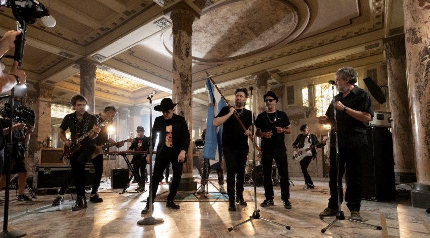 Andrés Calamaro colaboró con Los Auténticos Decadentes para la versión del clásico «Costumbres Argentinas», que fuera éxito de Los Abuelos de la Nada