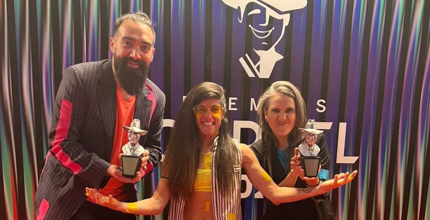 Tras el «¡Gracias, que siga viva la música!» al recibir dos Premios Gardel, Eruca Sativa continúa su gira, festejando sus 15 años