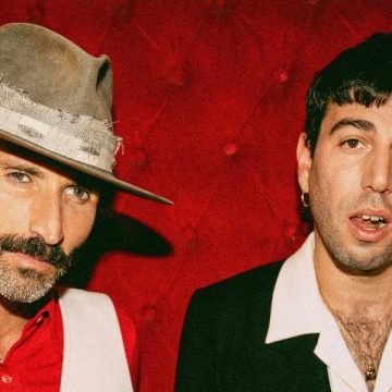 El español Leiva y su genial single melódico «Jaula de oro» en el que invitó a participar al grupo argentino Conociendo Rusia