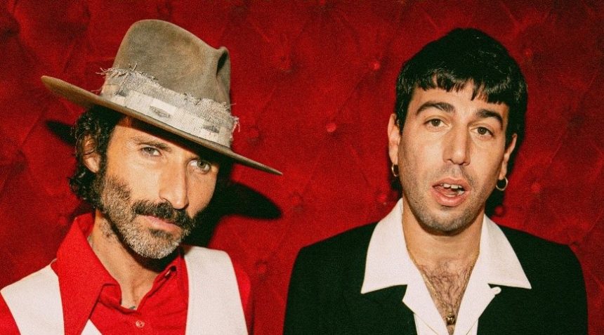 El español Leiva y su genial single melódico «Jaula de oro» en el que invitó a participar al grupo argentino Conociendo Rusia
