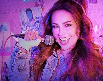 La mexicana Thalía se luce y deja lucirse a sus estrellas invitadas en la docuserie que se remonta a las canciones y grupos que marcaron su juventud