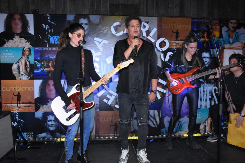 Anoche, Carlos Vives festejó sus 30 años de trayectoria ante un grupo íntimo de periodistas, artistas y responsables del sello Sony Music Argentina