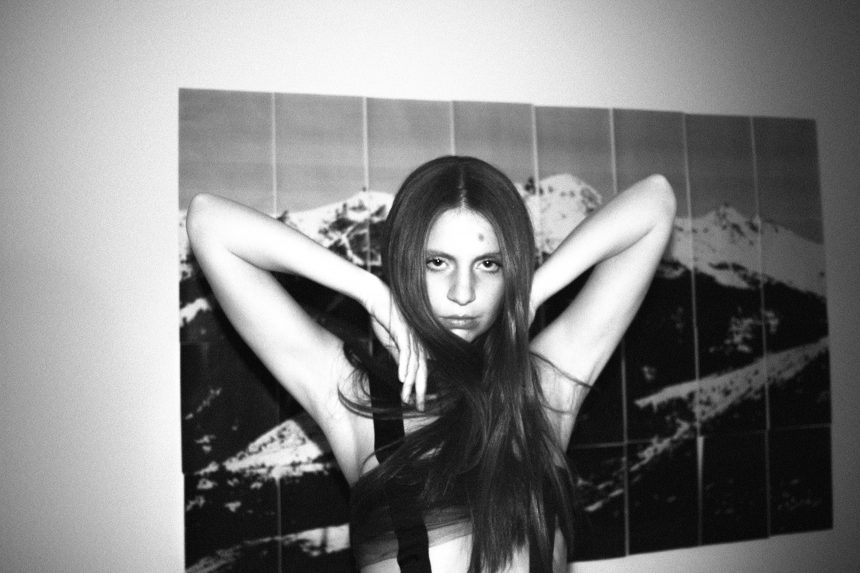 Lisa, la joven promesa musical argentina, adelanta su primer disco a través de su single «Espinas»