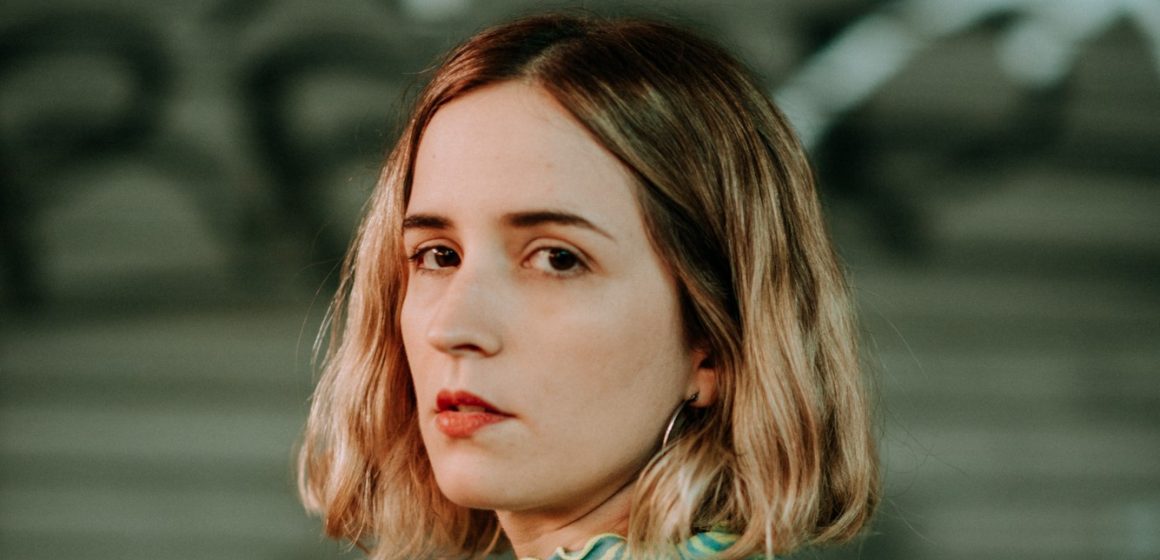 María Codino y un nuevo adelanto de su inminente disco, se trata de «Cine Especial», una canción pop de alta gama