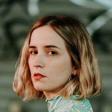 María Codino y un nuevo adelanto de su inminente disco, se trata de «Cine Especial», una canción pop de alta gama