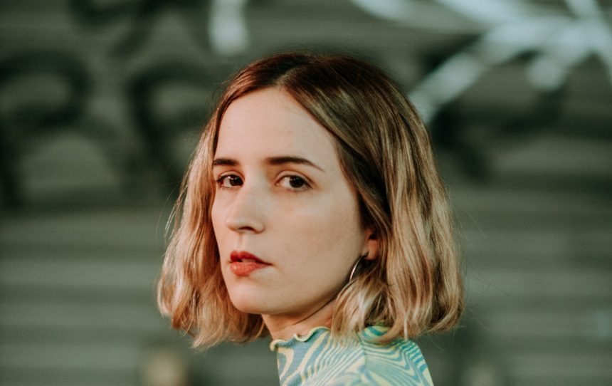 María Codino y un nuevo adelanto de su inminente disco, se trata de «Cine Especial», una canción pop de alta gama