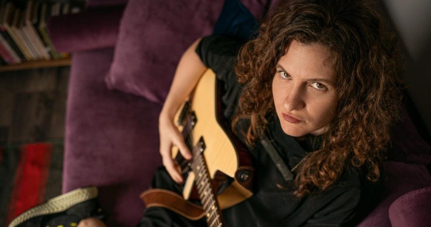 La cantautora y música Cam Beszkin habla sobre su nuevo disco «Antena»: «Se entrelazan los vínculos, los amores, los conflictos, las despedidas, la muerte entre otros tópicos, tal como la vida misma»