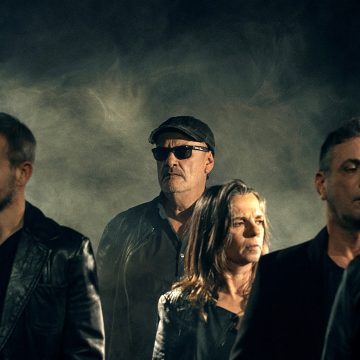 Antes del show en el Movistar Arena, Sebastián Schachtel de Las Pelotas habla de la canción «Es clara»: «Nació en un proceso de búsqueda, periódicamente nos juntamos en el estudio»