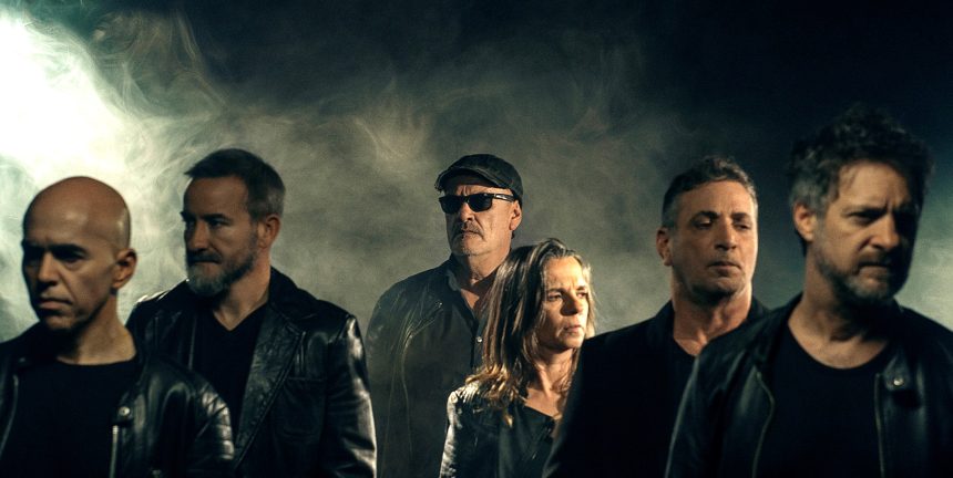 Antes del show en el Movistar Arena, Sebastián Schachtel de Las Pelotas habla de la canción «Es clara»: «Nació en un proceso de búsqueda, periódicamente nos juntamos en el estudio»