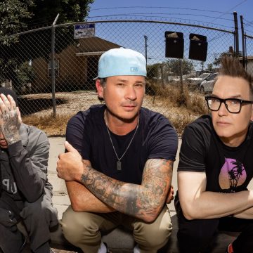 El trío estadounidense Blink-182 reaparece con nuevo disco, se trata de «One more time…» y muchos de sus adelantos ya venían cosechando millones de streams