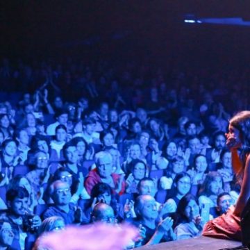 La revelación del folclore latinoamericano, Maggie Cullen, presentó «Canciones del viento» en el Broadway junto a invitados como León Gieco, Nadia Larcher y Dos Más Uno