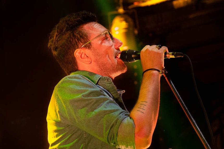 Emiliano Brancciari cruzó el charco para despedir el año con sus canciones como solista en un Museum colmado de fanáticos